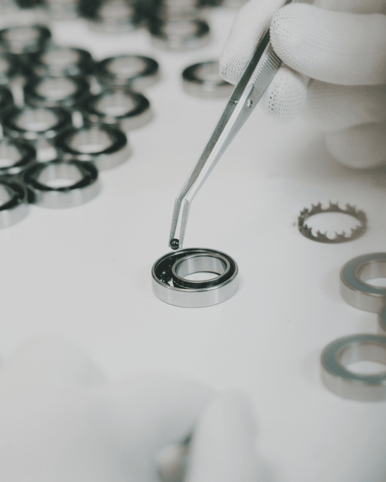 Manual assembly of a CyclingCeramic ceramic bearing under controlled conditions