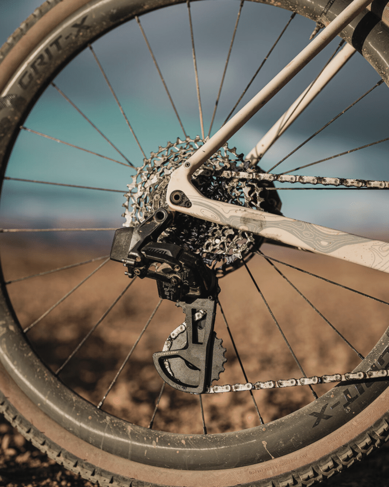 Transmisión de bicicleta de grava expuesta a polvo y suciedad durante condiciones de ciclismo todoterreno